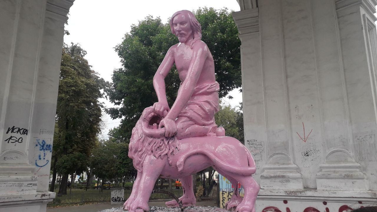 Рожевий Самсон: вандали понівечили один з найвідоміших фонтанів Києва – фото