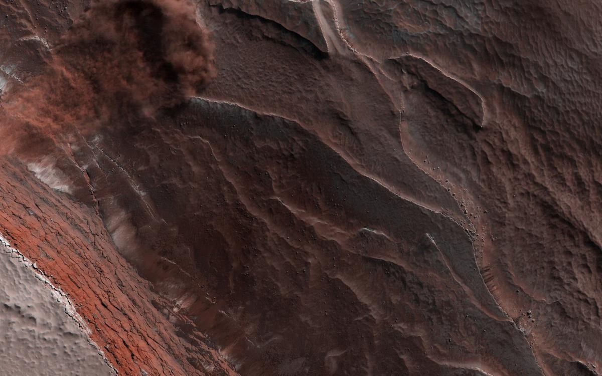 Зонд зафиксировал ледяную лавину на Марсе: фото