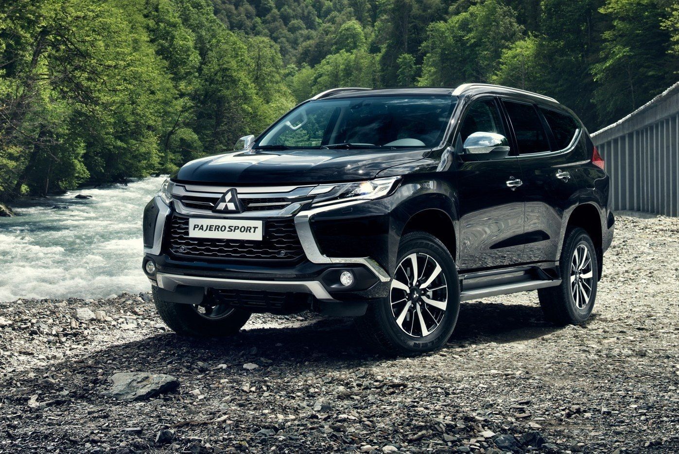 Mitsubishi представила обновленную версию Pajero Sport: потрясающие фото Mitsubishi представила обновленную версию Pajero Sport: потрясающие фото