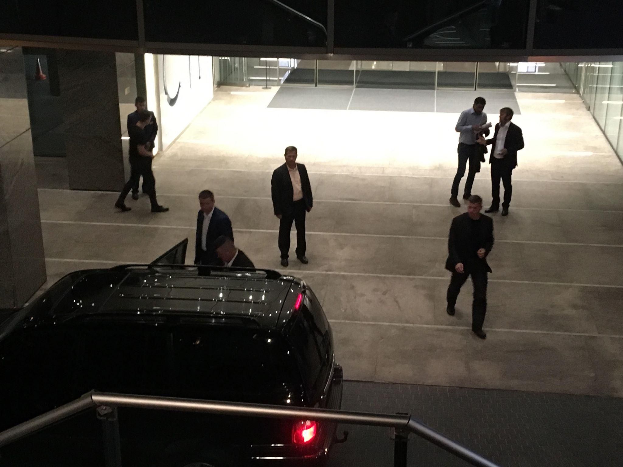 Зеленський зустрівся зі "слугами народу" за закритими дверима: фото, відео Зеленський зустрівся зі "слугами народу" за закритими дверима: фото, відео