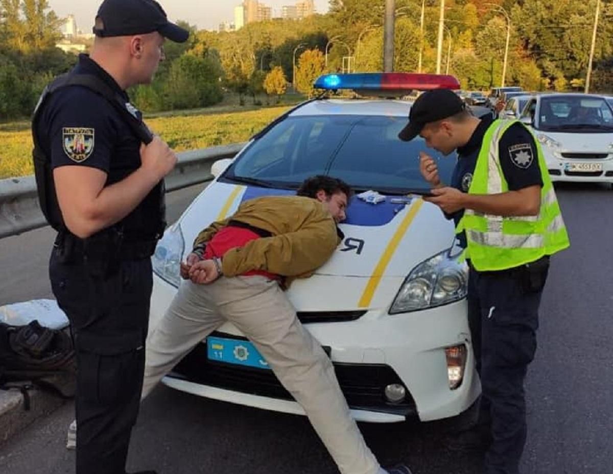 У Києві зловмисник стріляв у пасажирів тролейбуса: поліція вже затримала його – фото