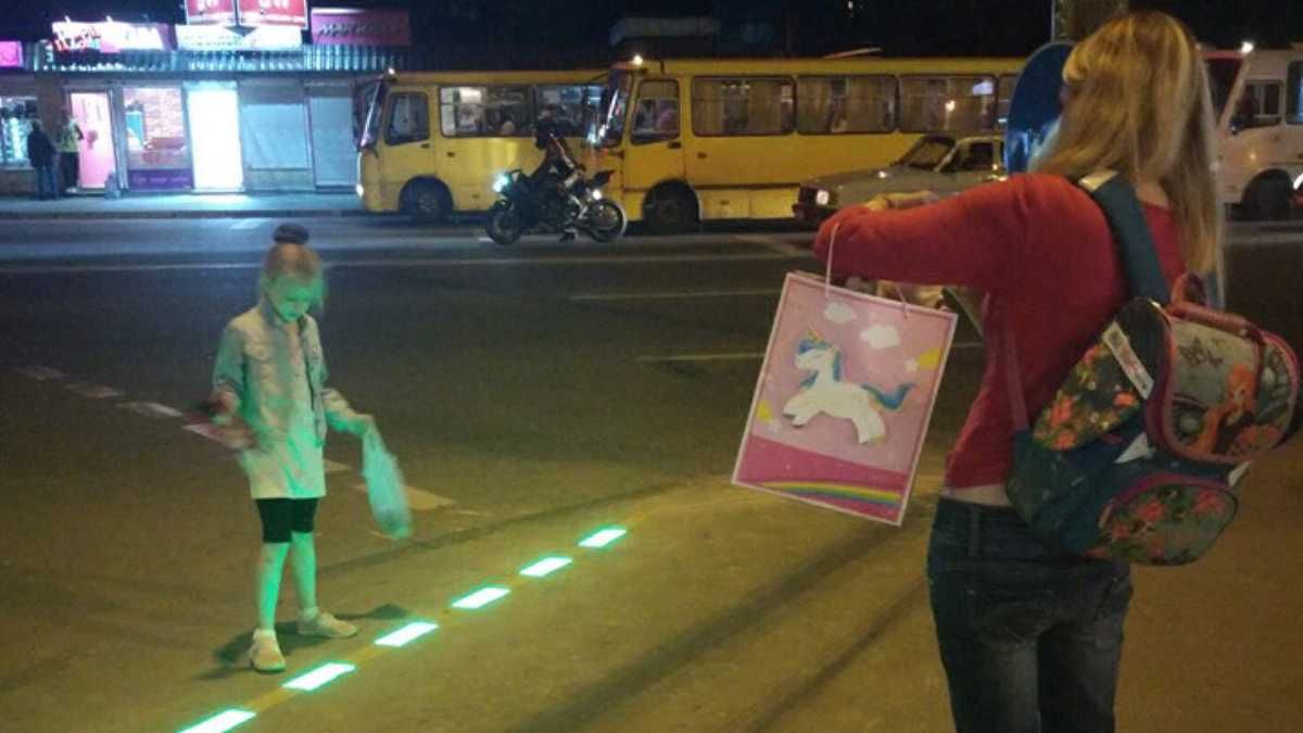 В Киеве появился уникальный пешеходный переход с LED-брусчаткой