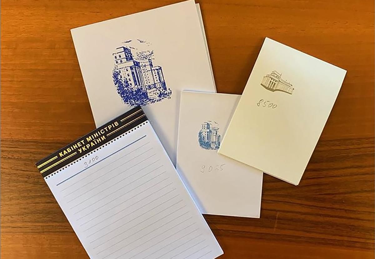 Пустая трата денег: Кабмин производил блокноты с золотым тиснением Пустая трата денег: Кабмин производил блокноты с золотым тиснением