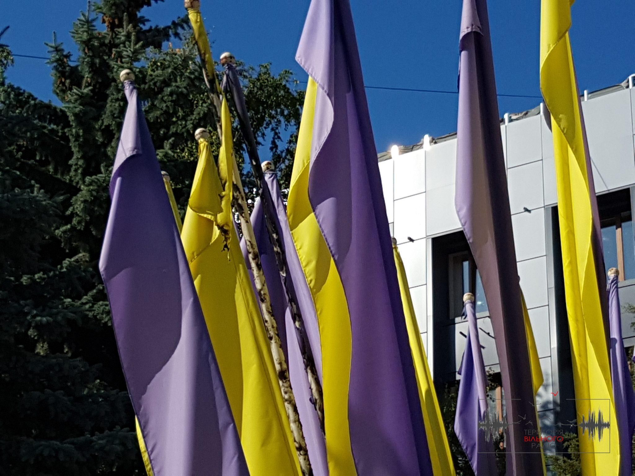 У прифронтовому Бахмуті вандали цинічно підпалили державні прапори: фото У прифронтовому Бахмуті вандали цинічно підпалили державні прапори: фото