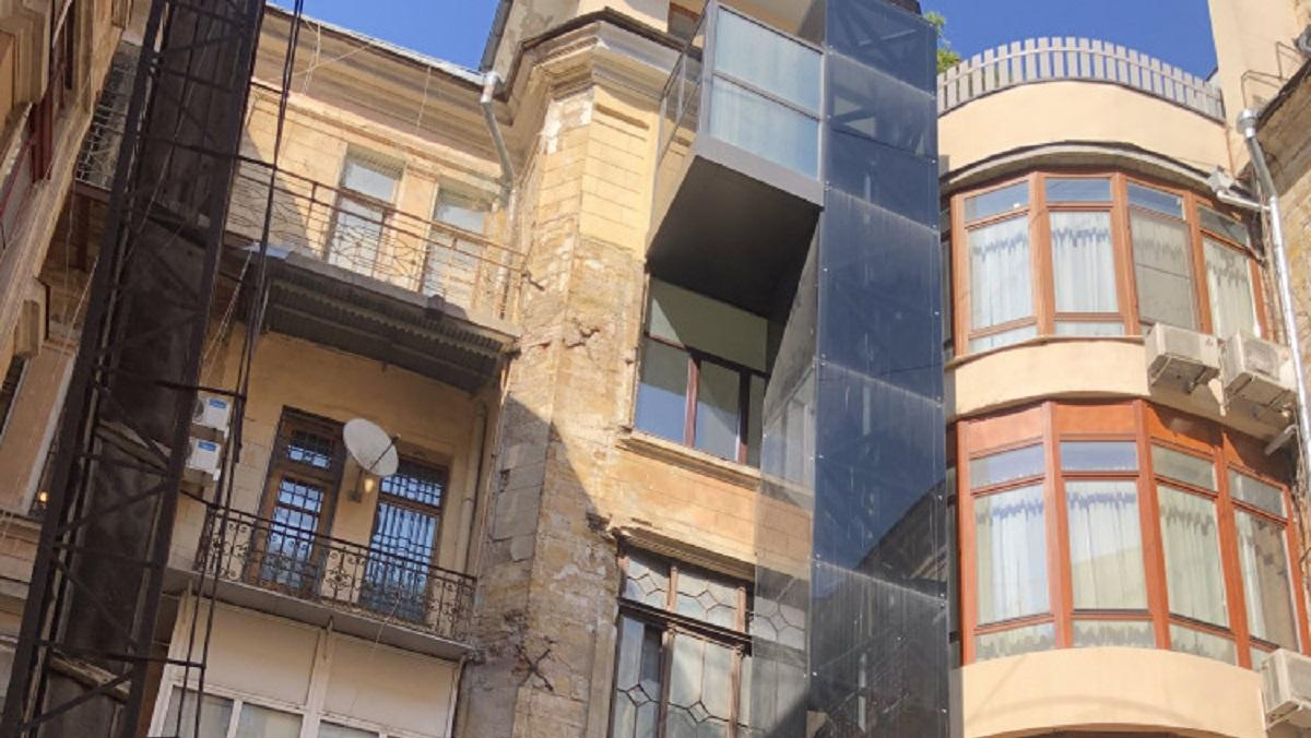 В Одессе житель пристроил к историческому зданию снаружи частный лифт: фото