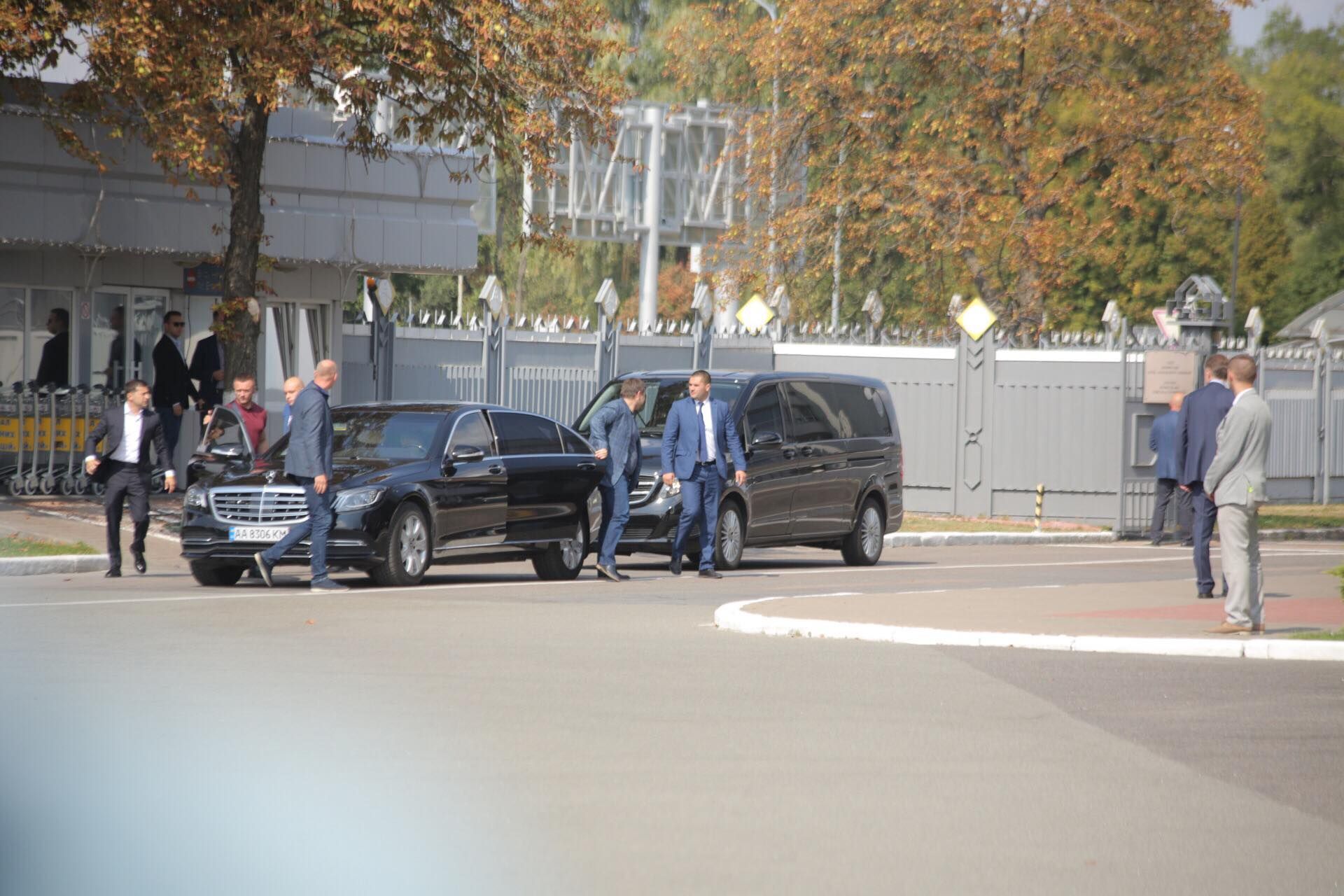 Зеленский приехал встречать пленных украинцев: фото Зеленский приехал встречать пленных украинцев: фото