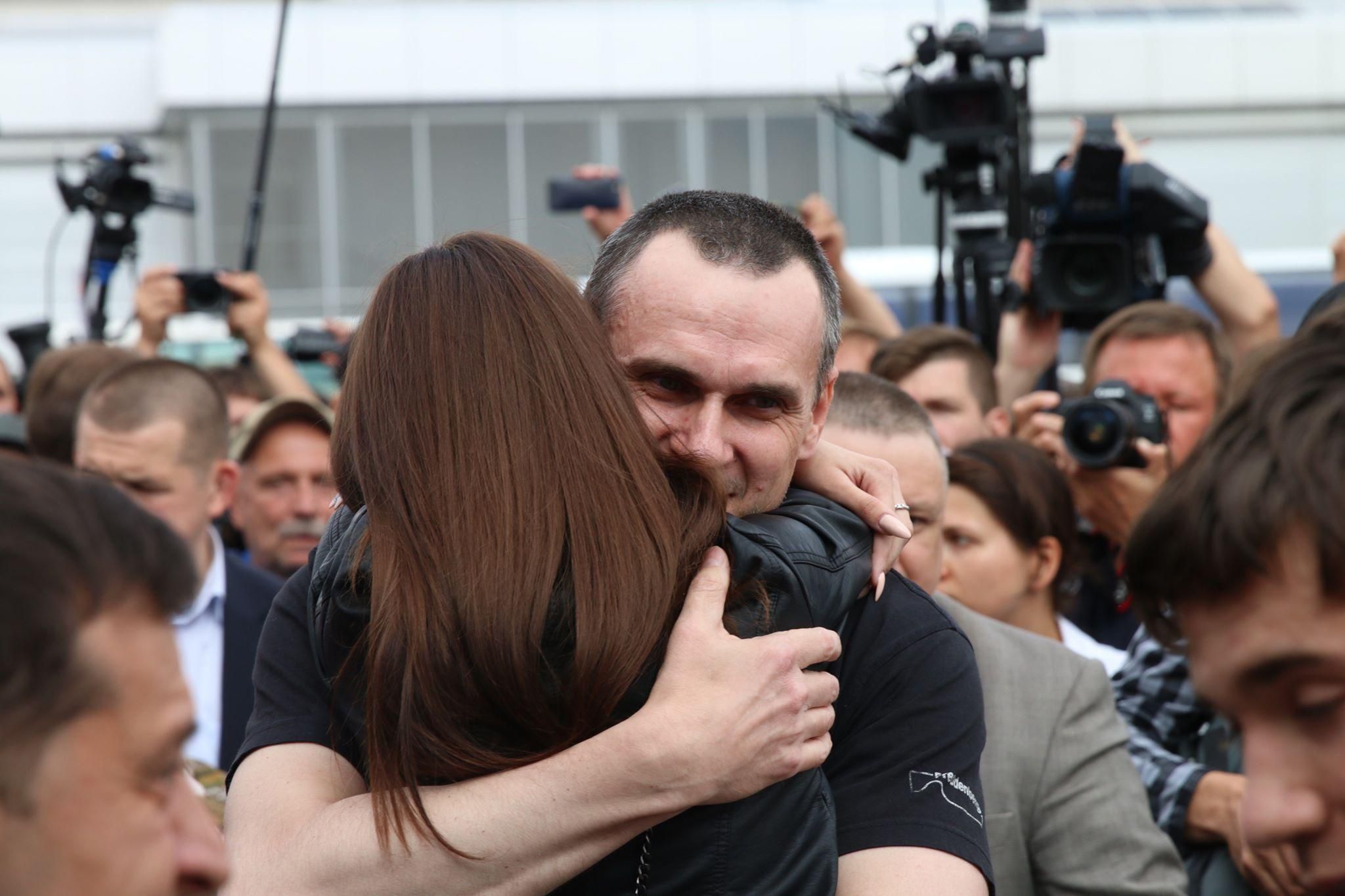 Трогательная встреча освобожденных из плена украинцев: эмоциональные фото