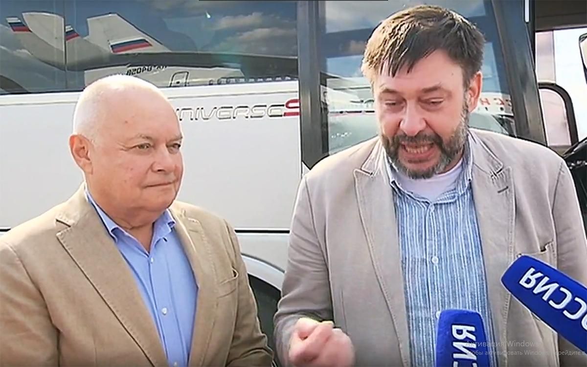 В России участников обмена пленными встретили лишь несколько пропагандистов: фото В России участников обмена пленными встретили лишь несколько пропагандистов: фото