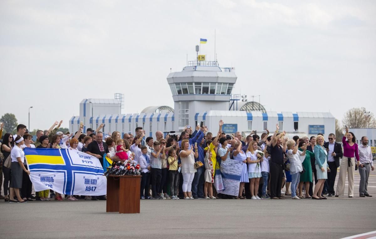 Зеленский пообещал избавить возвращенных пленных от материальных проблем Зеленский пообещал избавить возвращенных пленных от материальных проблем