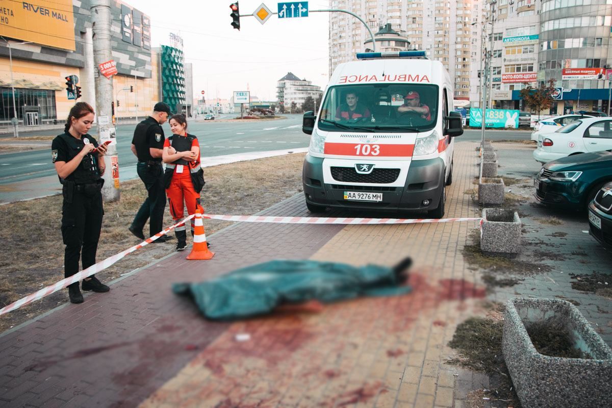 Мужчина покончил с собой с помощью духов в Киеве: фото 18+