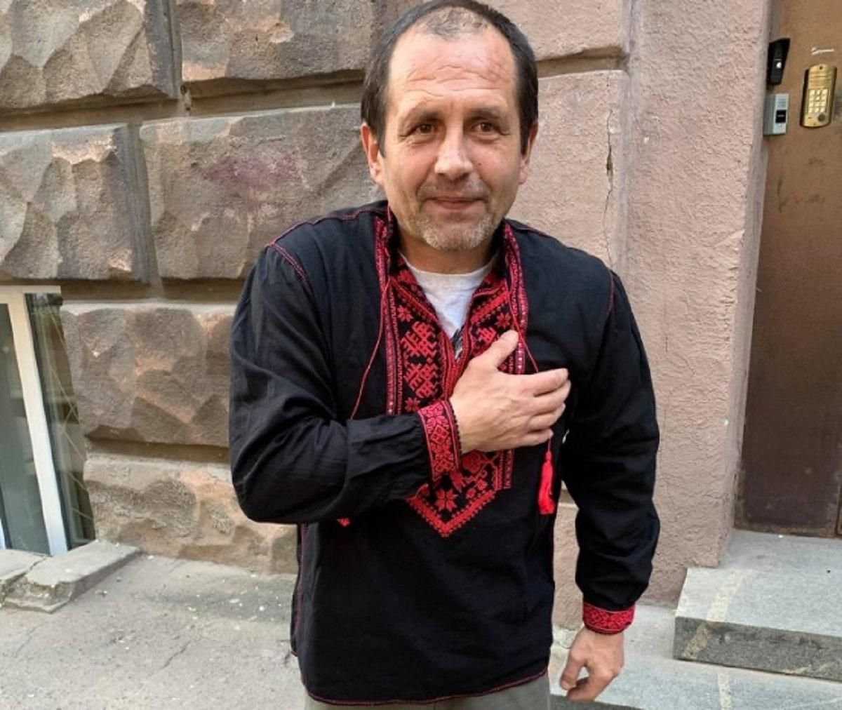 Нова сорочка для Балуха: політв'язень приміряв вишиванку – зворушливе відео Нова сорочка для Балуха: політв'язень приміряв вишиванку – зворушливе відео