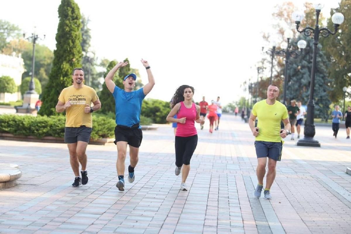 Члени Кабміну та "слуги народу" провели спільну пробіжку: мотивуючі фото і відео Члени Кабміну та "слуги народу" провели спільну пробіжку: мотивуючі фото і відео