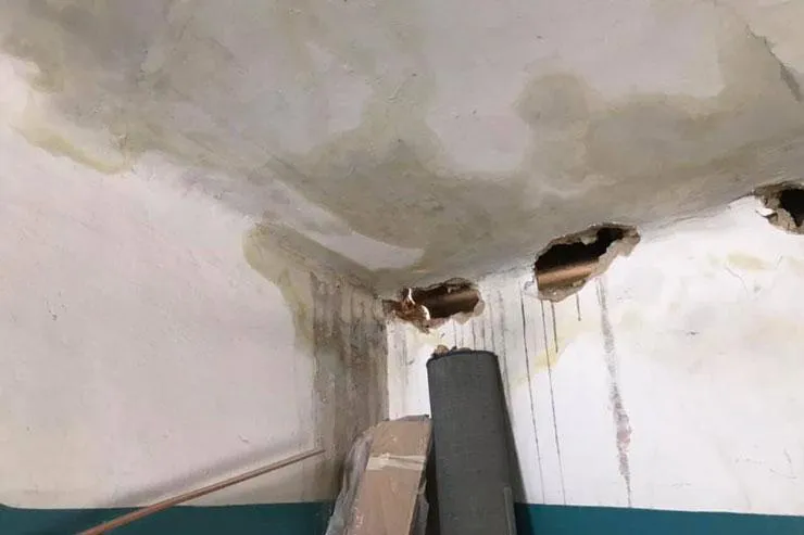 Дощова вода у під’їзді Дощова вода у під’їзді