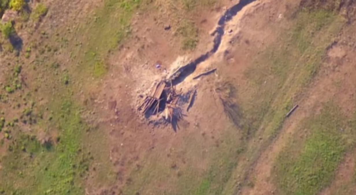 Боєць ЗСУ знищив укриття окупантів на Донбасі: потужне відео Боєць ЗСУ знищив укриття окупантів на Донбасі: потужне відео