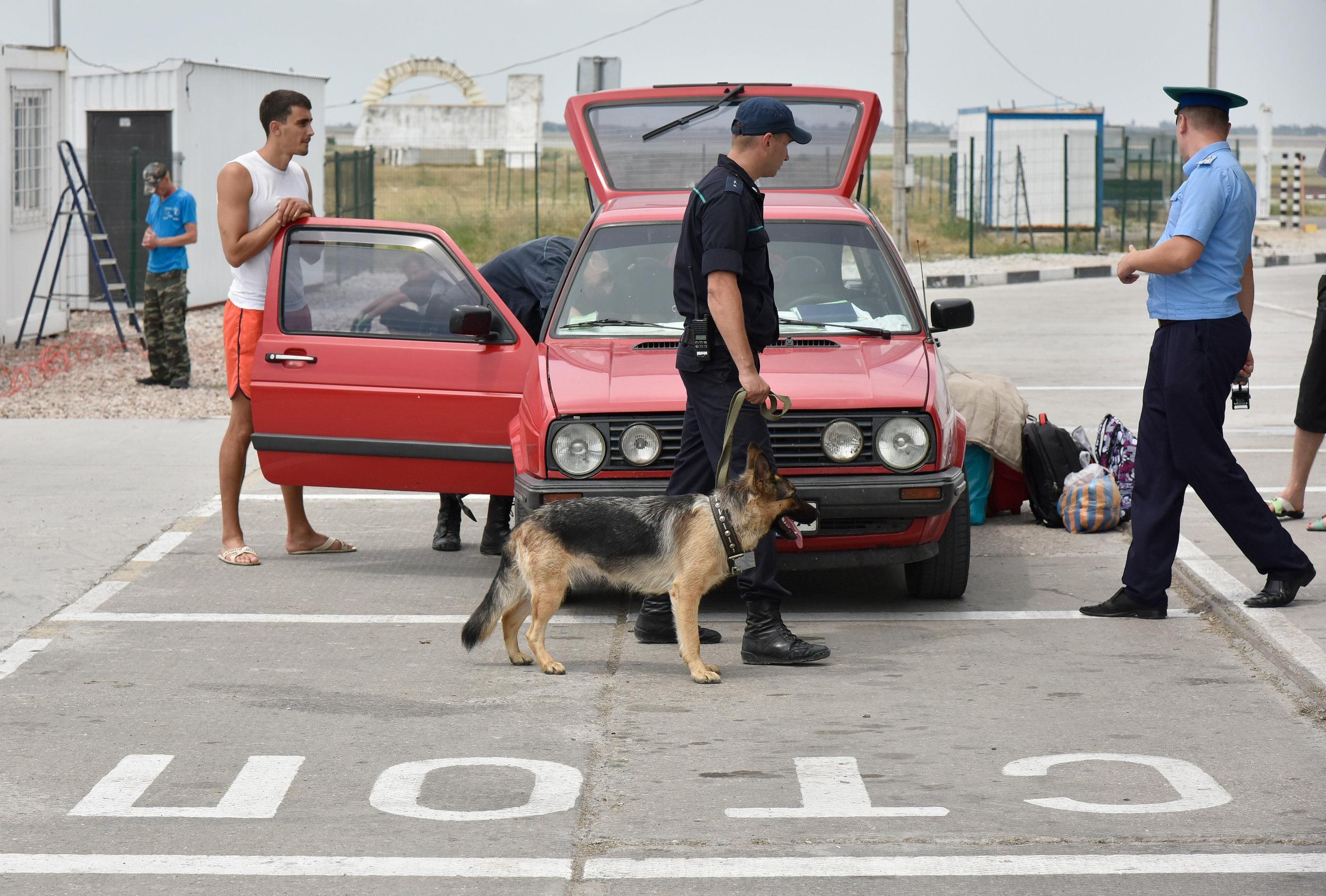 ФСБ Росії затримала на межі з Кримом двох українців, – ЗМІ ФСБ Росії затримала на межі з Кримом двох українців, – ЗМІ