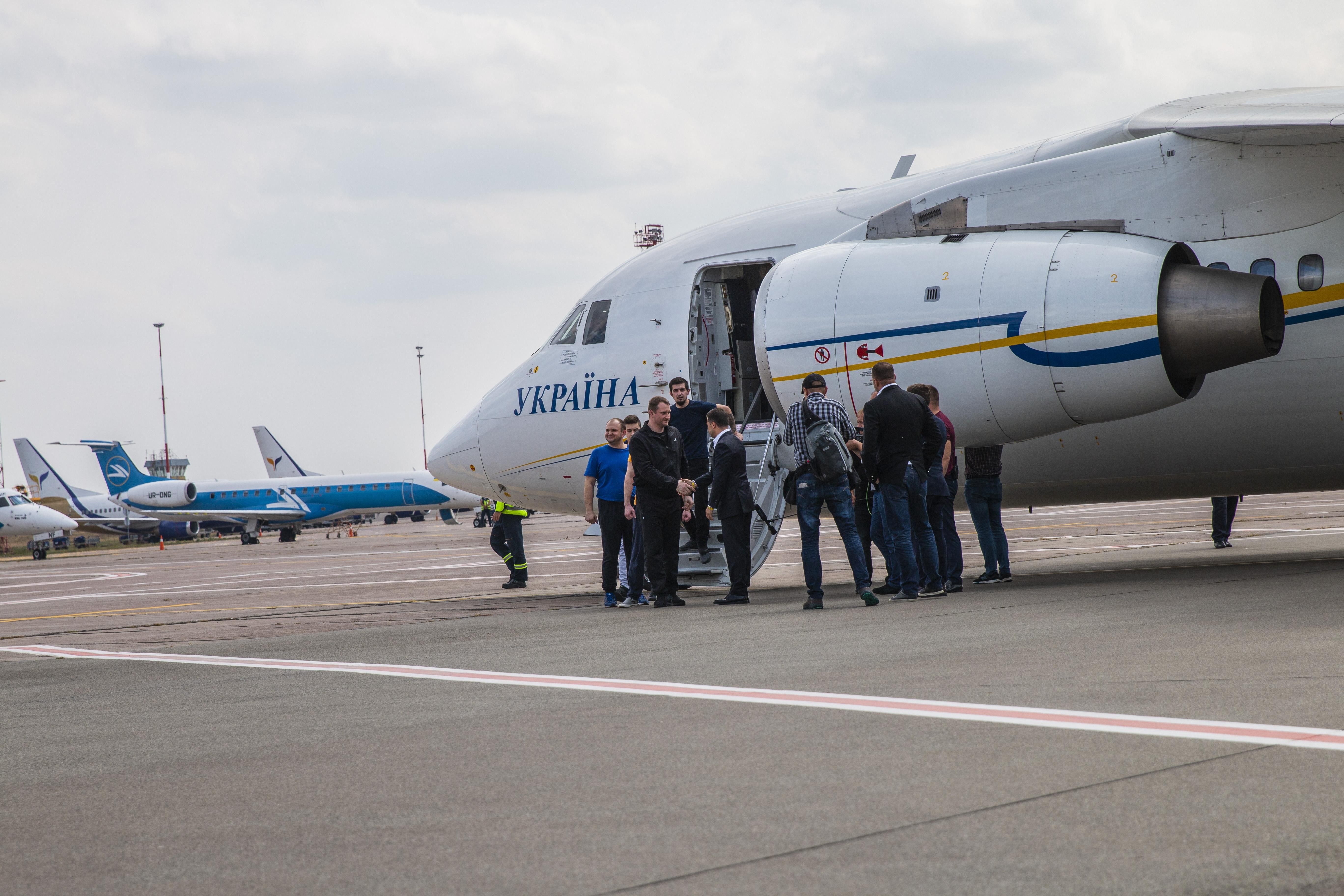 У мережу виклали відео з борту, яким поверталися українські в'язні