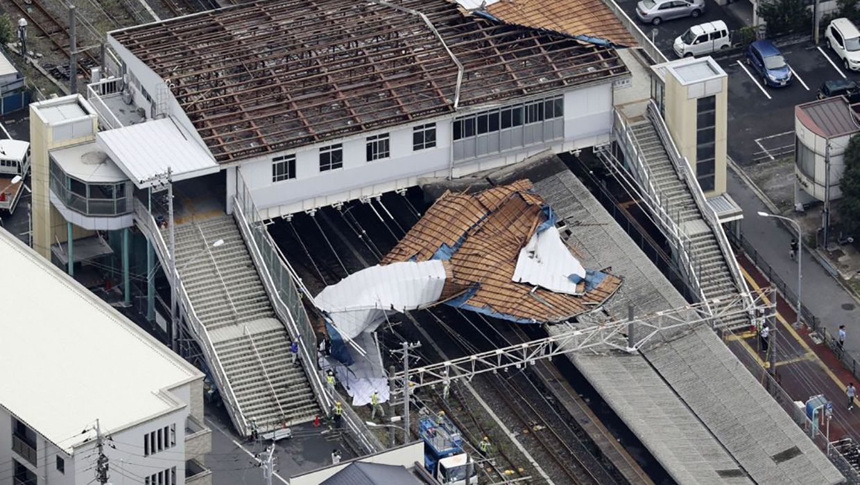 Руйнівний тайфун "Факсай" пройшовся Японією: фото та відео стихійного лиха