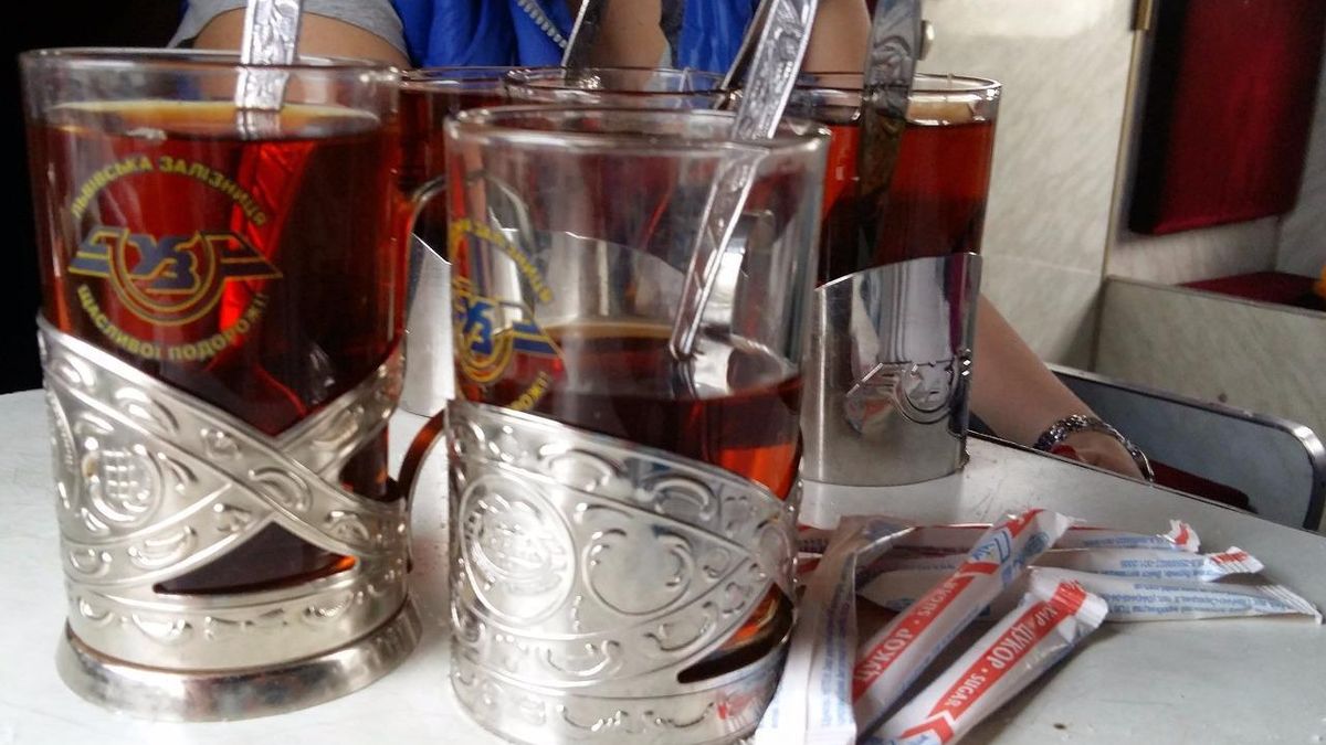 "Укрзалізниця" відмовляється від традиційних металевих підстаканників: чим їх замінять "Укрзалізниця" відмовляється від традиційних металевих підстаканників: чим їх замінять