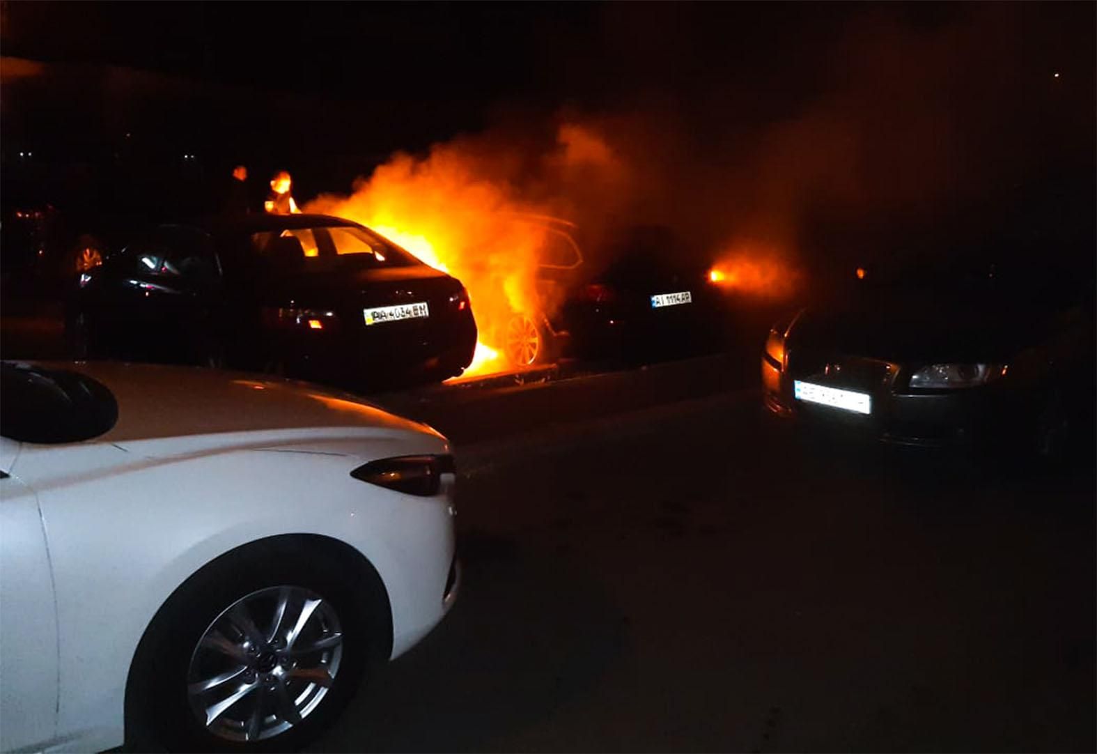В Киеве ночью горели три автомобиля: фото и видео