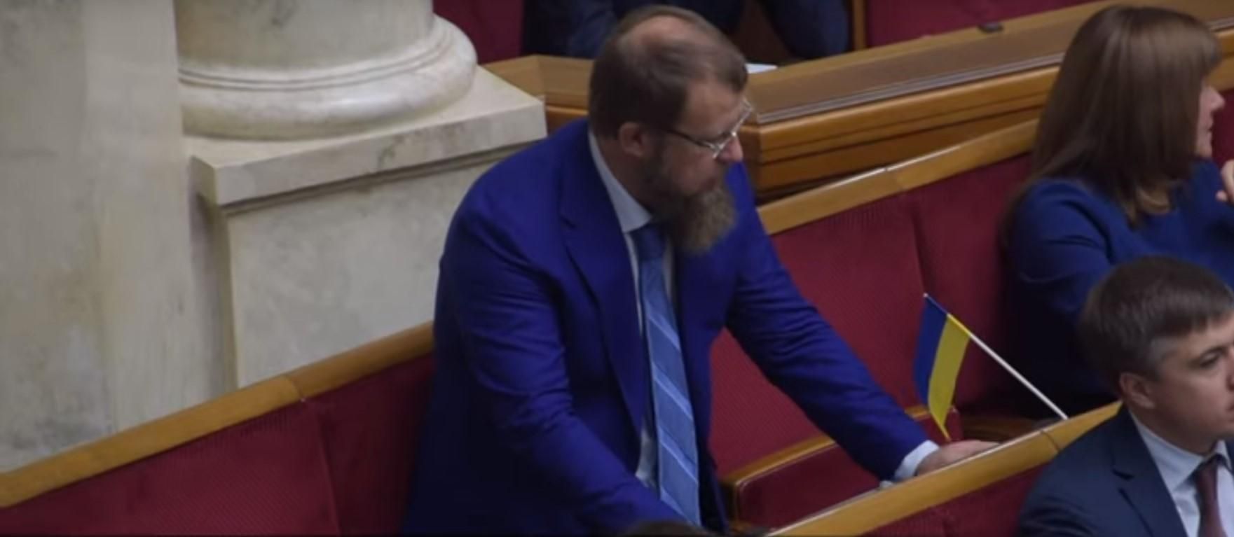 Перший пішов: у Раді на гарячому спіймали кнопкодава – відео Перший пішов: у Раді на гарячому спіймали кнопкодава – відео