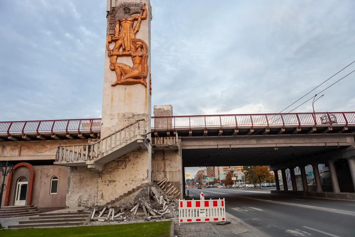 Зруйновані сходи міст Дніпро