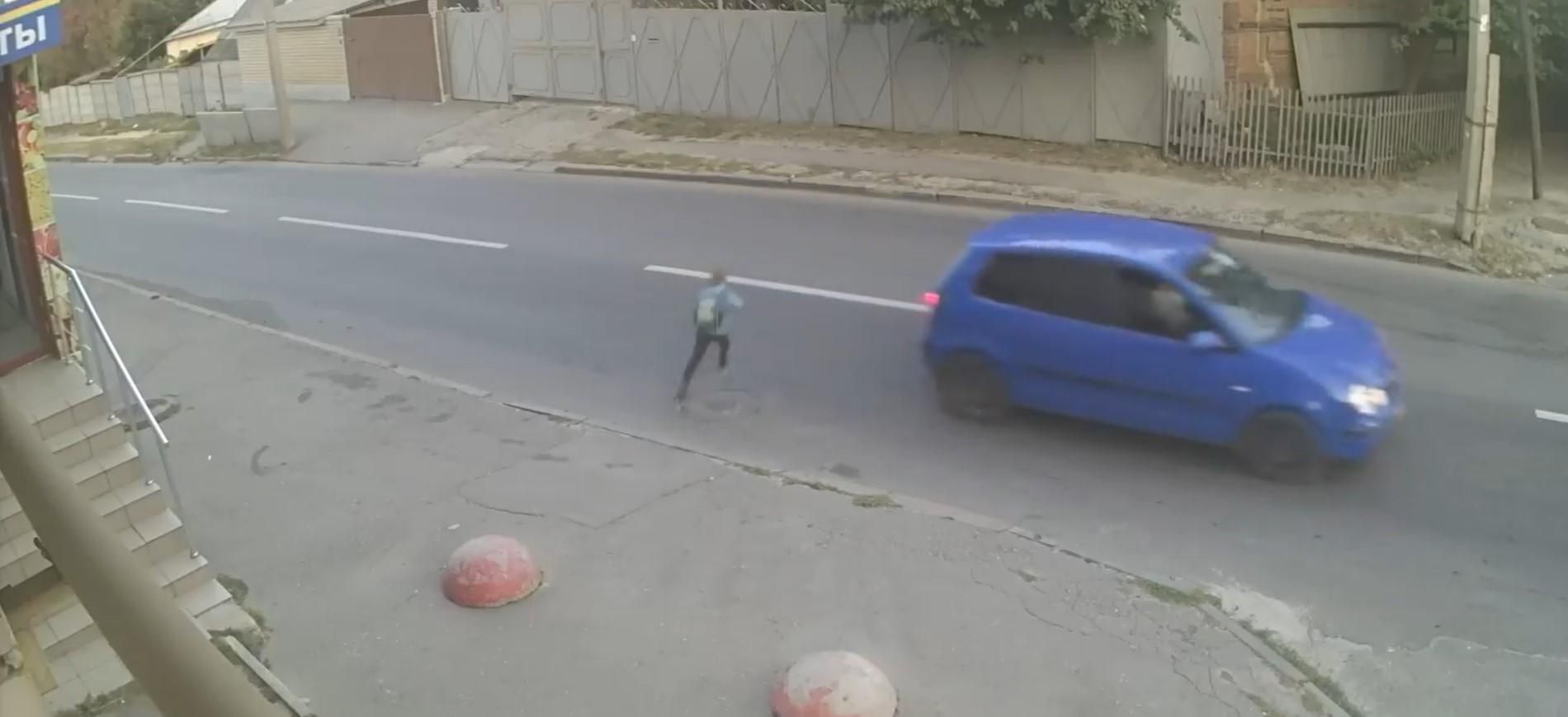 Школьника на высокой скорости сбила машина – его спас рюкзак: видео Школьника на высокой скорости сбила машина – его спас рюкзак: видео