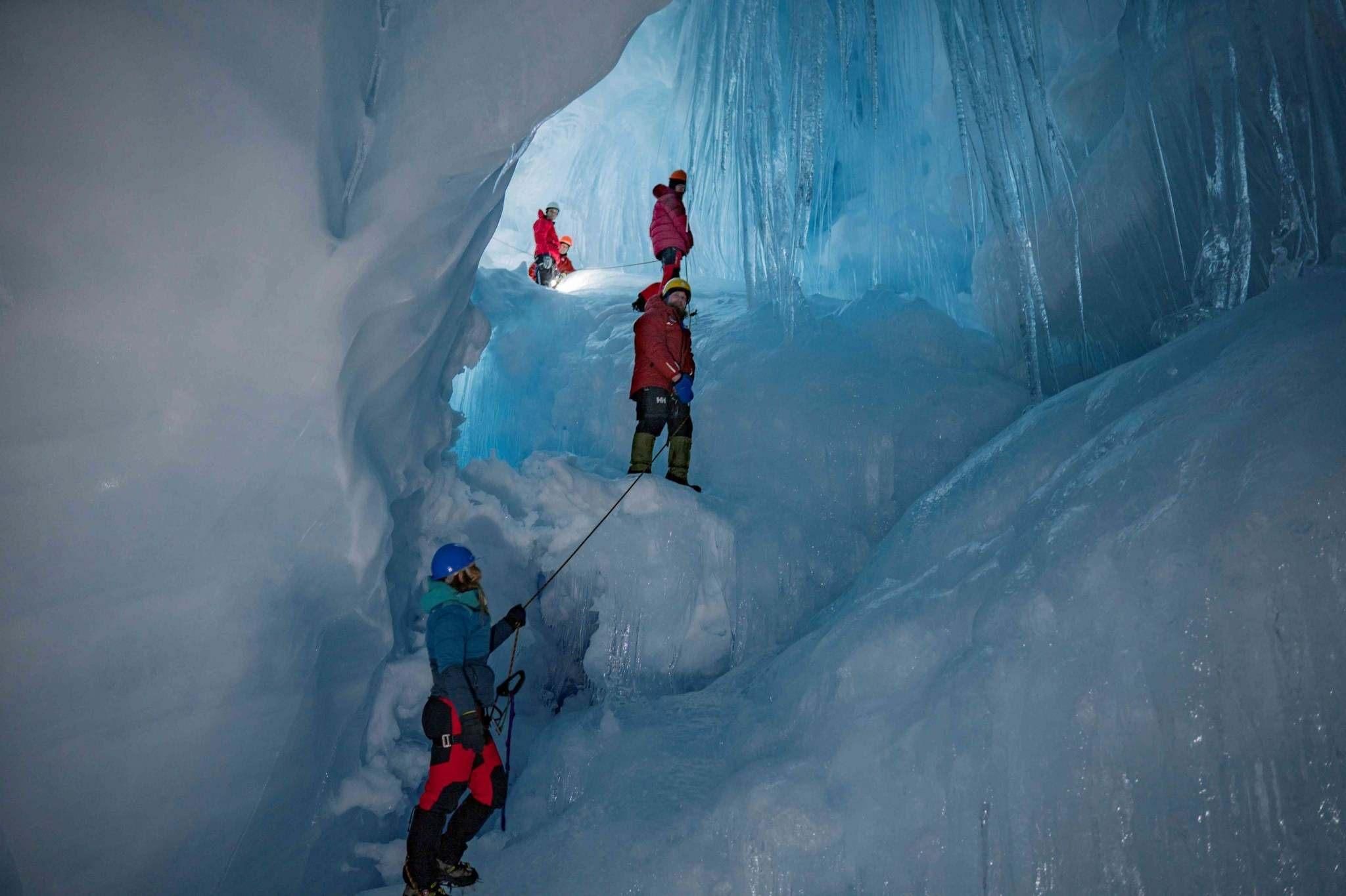 Українські полярники знайшли "загублену" льодовикову печеру: вражаючі фото