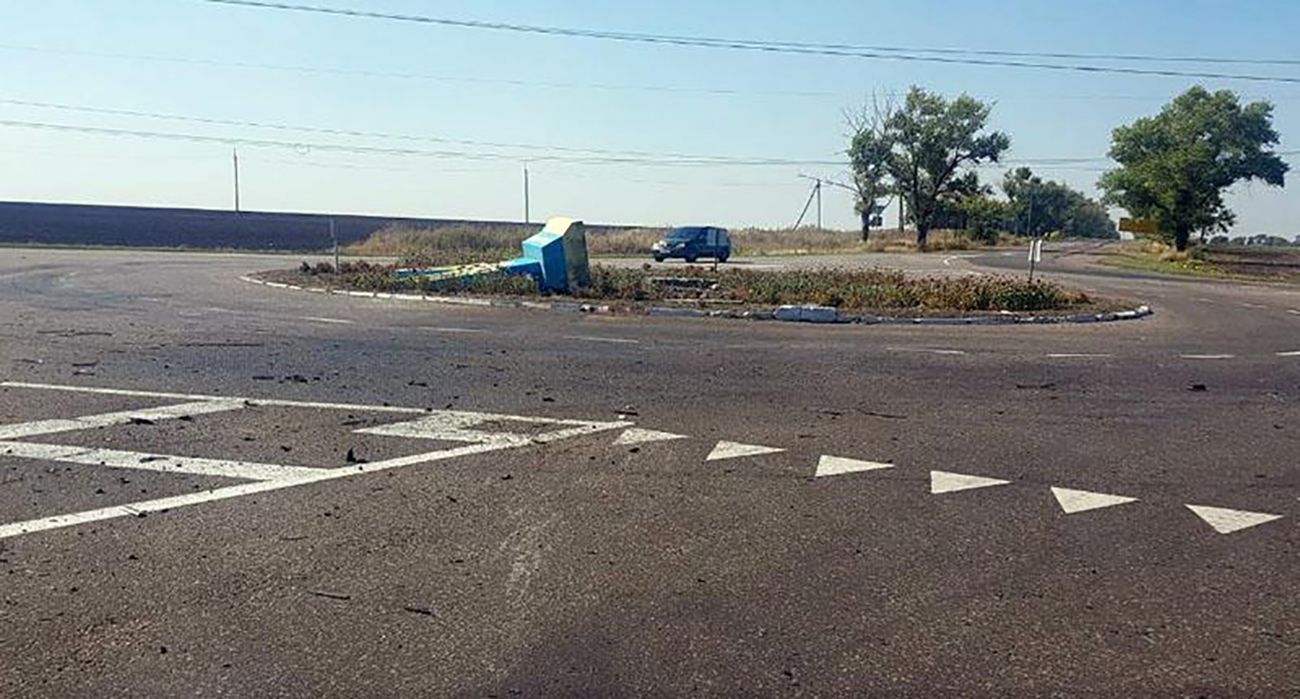 Под Донецком автомобиль врезался в бетонную стелу и загорелся: есть жертвы