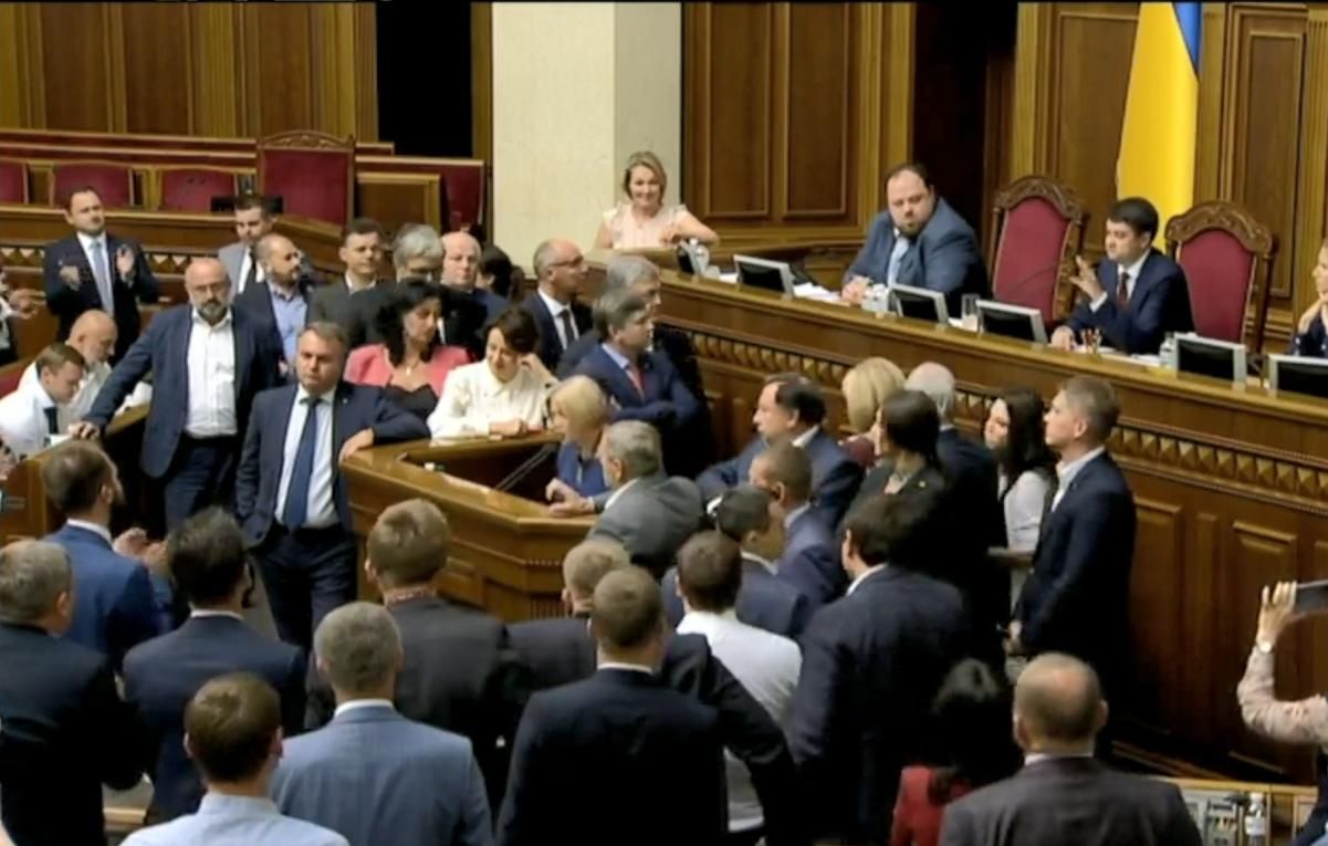 "Заберіть свій югенд": відбулося перше блокування трибуни у новій Раді – відео "Заберіть свій югенд": відбулося перше блокування трибуни у новій Раді – відео