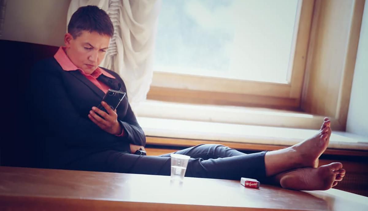 Савченко з'явилась в Раду і закинула на стіл брудні ноги: промовисте фото Савченко з'явилась в Раду і закинула на стіл брудні ноги: промовисте фото