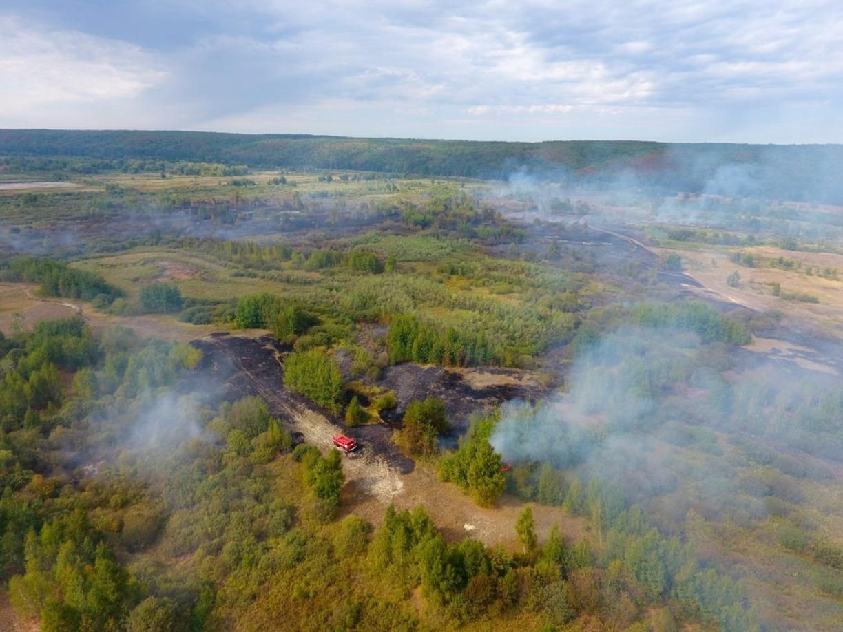 Жахлива пожежа на полігоні поблизу Харкова: є ризик вибуху боєприпасів