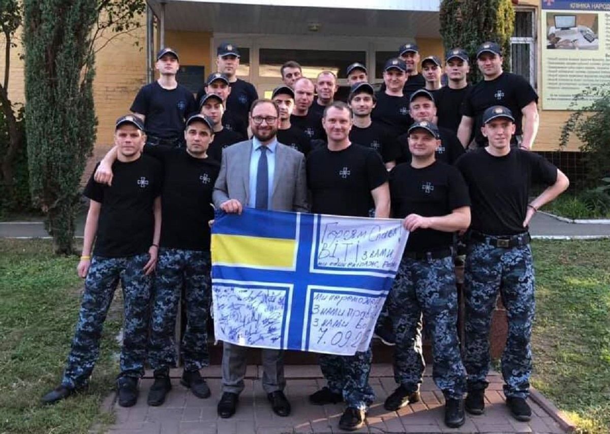 Звільнені моряки зібрали допомогу російському активісту, який раніше допомагав їм