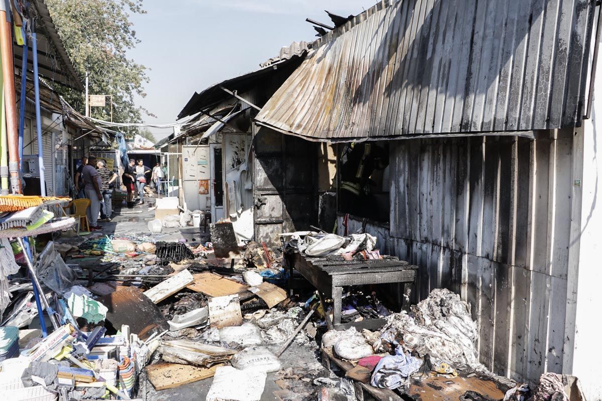 Внаслідок пожежі на ринку "Юність" у Києві постраждала жінка: фото та відео