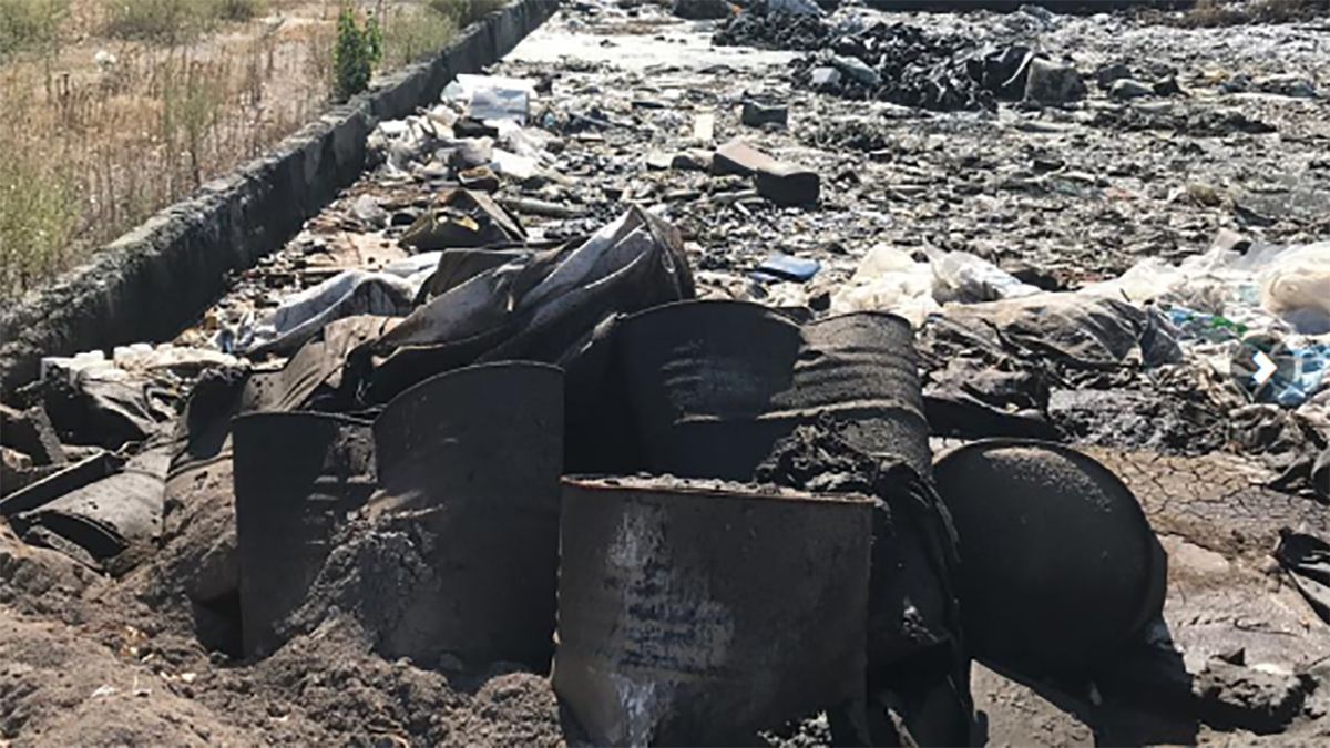 Компания вывозила опасные отходы на обычную свалку вместо утилизации: ужасные фото Компания вывозила опасные отходы на обычную свалку вместо утилизации: ужасные фото