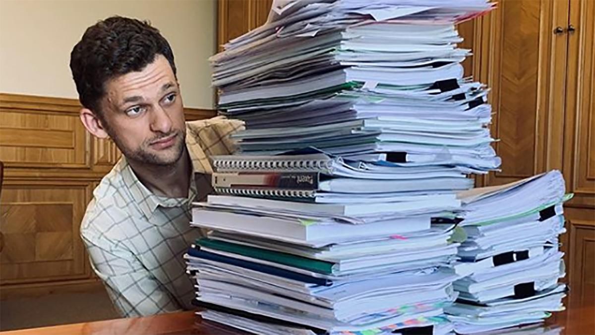 Міністр показав, скільки паперу в Кабміні: фото Міністр показав, скільки паперу в Кабміні: фото