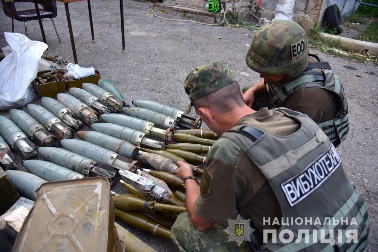 Відвоювали 5 років: три добровольчі батальйони передали поліції зброю на Донбасі