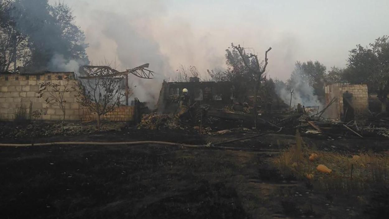 Під Києвом згоріли 3 будинки та 5 авто через підпал трави: шокуючі фото