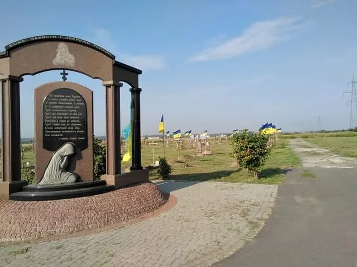 дніпро прапори могили воїни військові