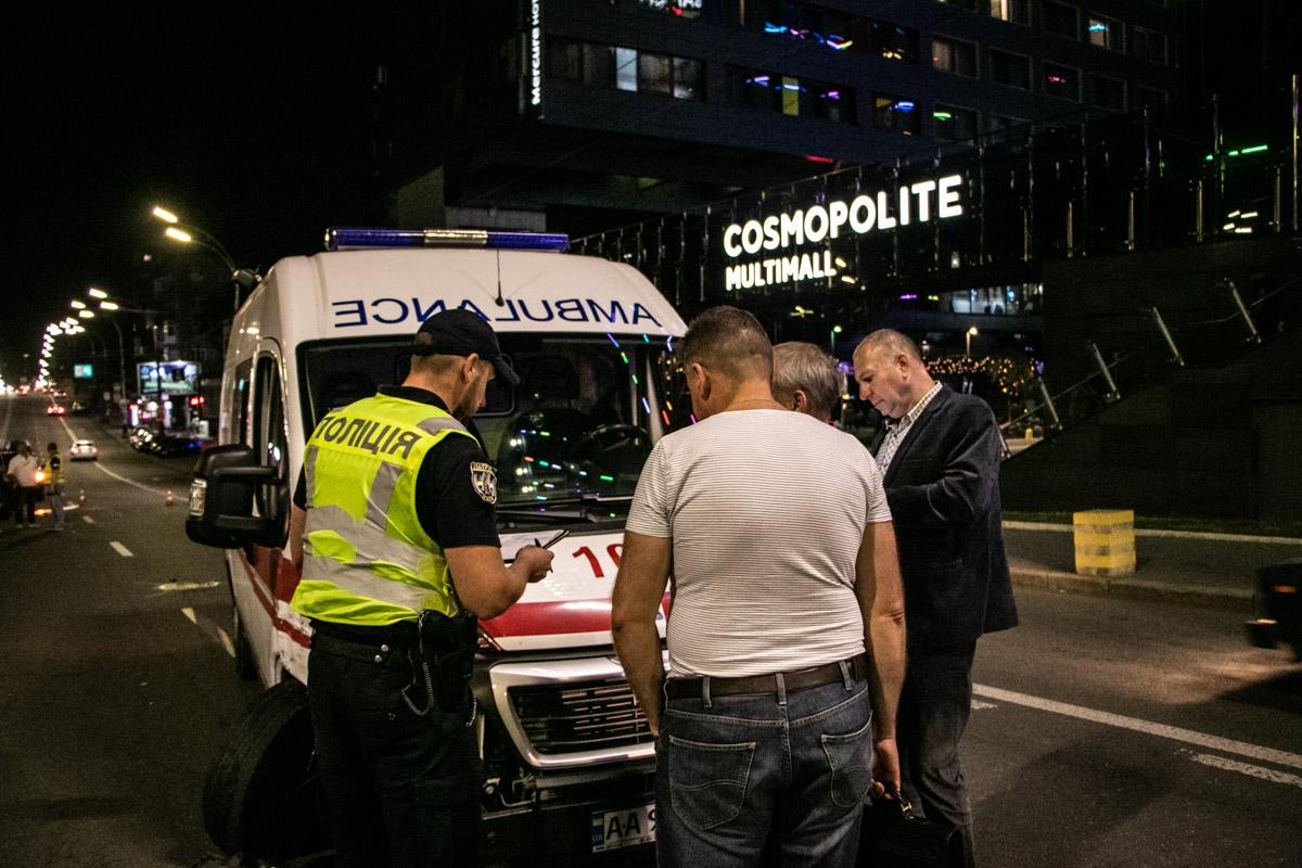 В Киеве "скорая" с больным ребенком попала в ДТП: фото, видео