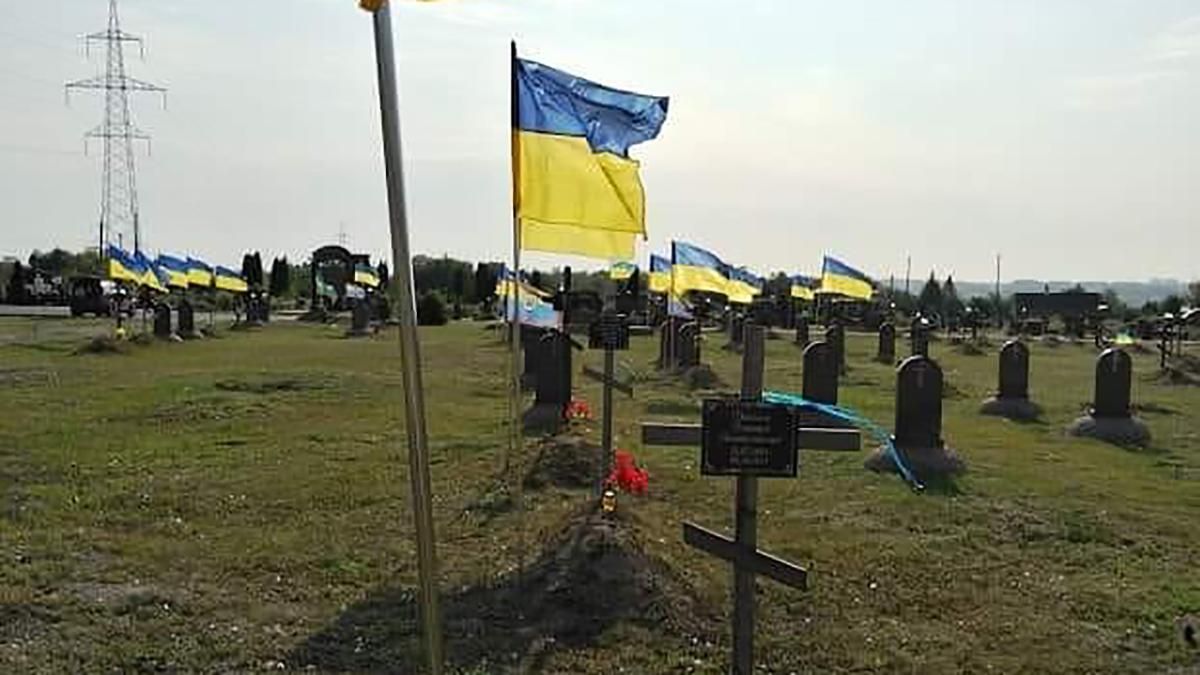 Волонтеры установили флаги на могилах погибших бойцов АТО, а их сняли: фото до и после Волонтеры установили флаги на могилах погибших бойцов АТО, а их сняли: фото до и после