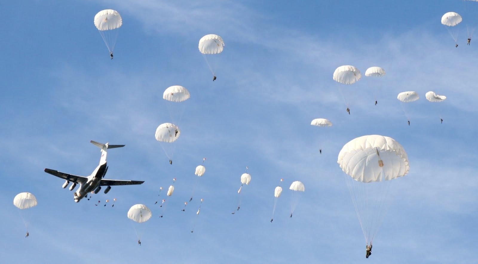 Щасливчик: російського десантника від невдалого стрибка врятував парашут – відео 