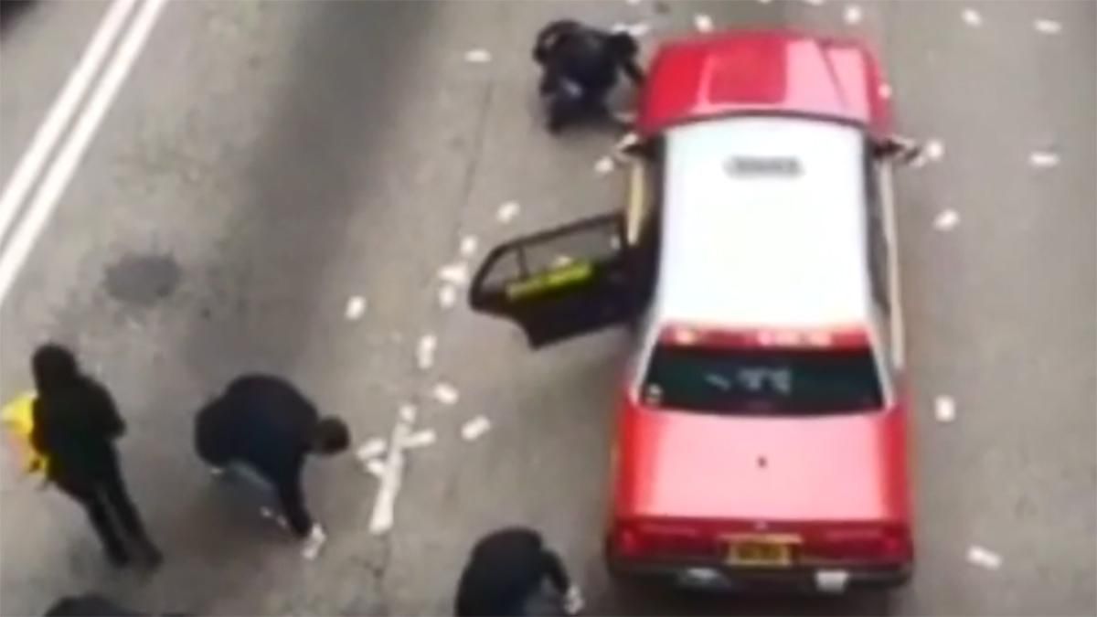 Китаєць порозкидав 14 тисяч доларів на вулиці через поганий день: курйозні фото Китаєць порозкидав 14 тисяч доларів на вулиці через поганий день: курйозні фото