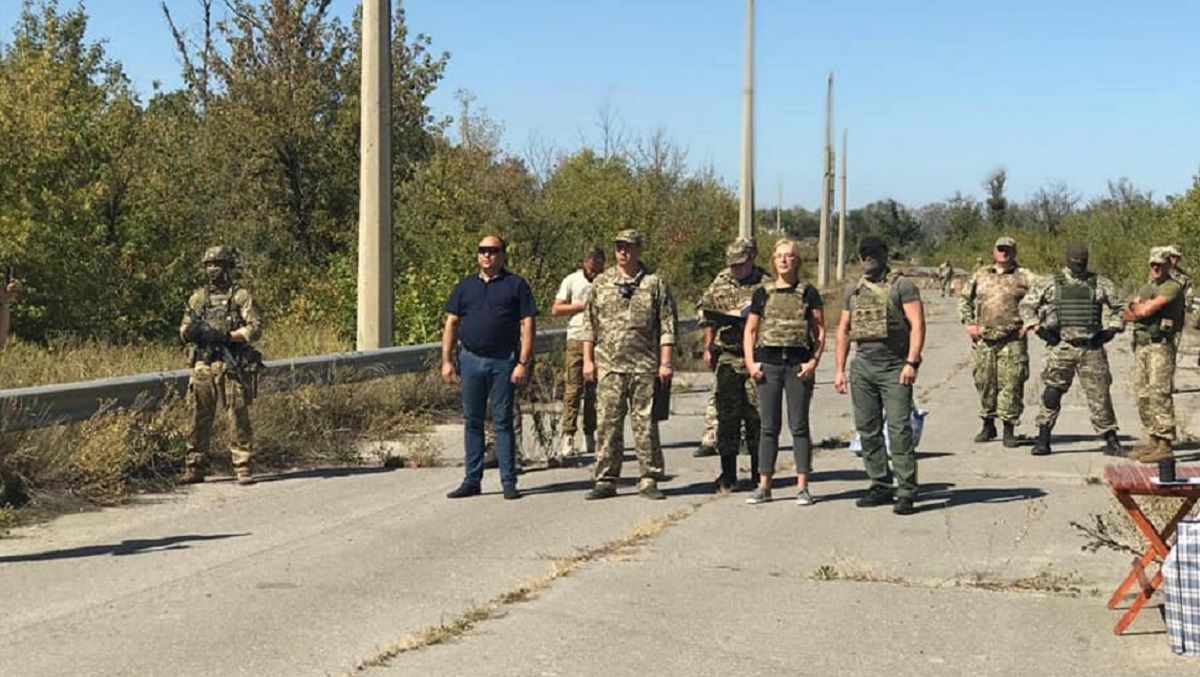 Окупанти так званої "ЛНР" передали Україні 54 ув'язнених Окупанти так званої "ЛНР" передали Україні 54 ув'язнених