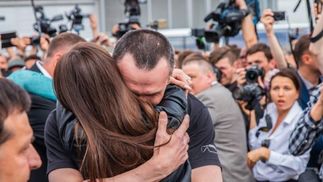 Сенцов остаточно попрощався з РФ – спалив робу ув'язненого: "гаряче" відео