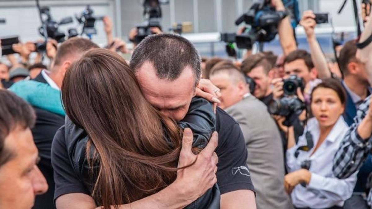 Сенцов окончательно попрощался с РФ – сжег робу заключенного: "горячее" видео Сенцов окончательно попрощался с РФ – сжег робу заключенного: "горячее" видео