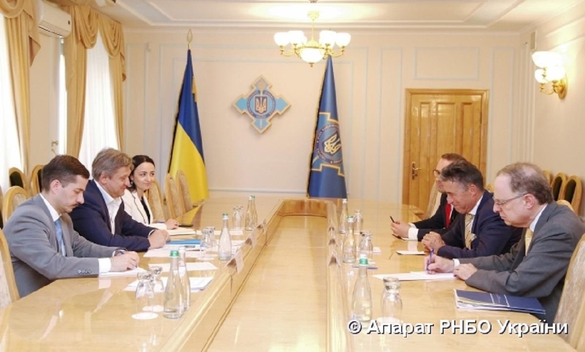 Данилюк зустрівся з колишніми генсеком НАТО та послом США: фото Данилюк зустрівся з колишніми генсеком НАТО та послом США: фото