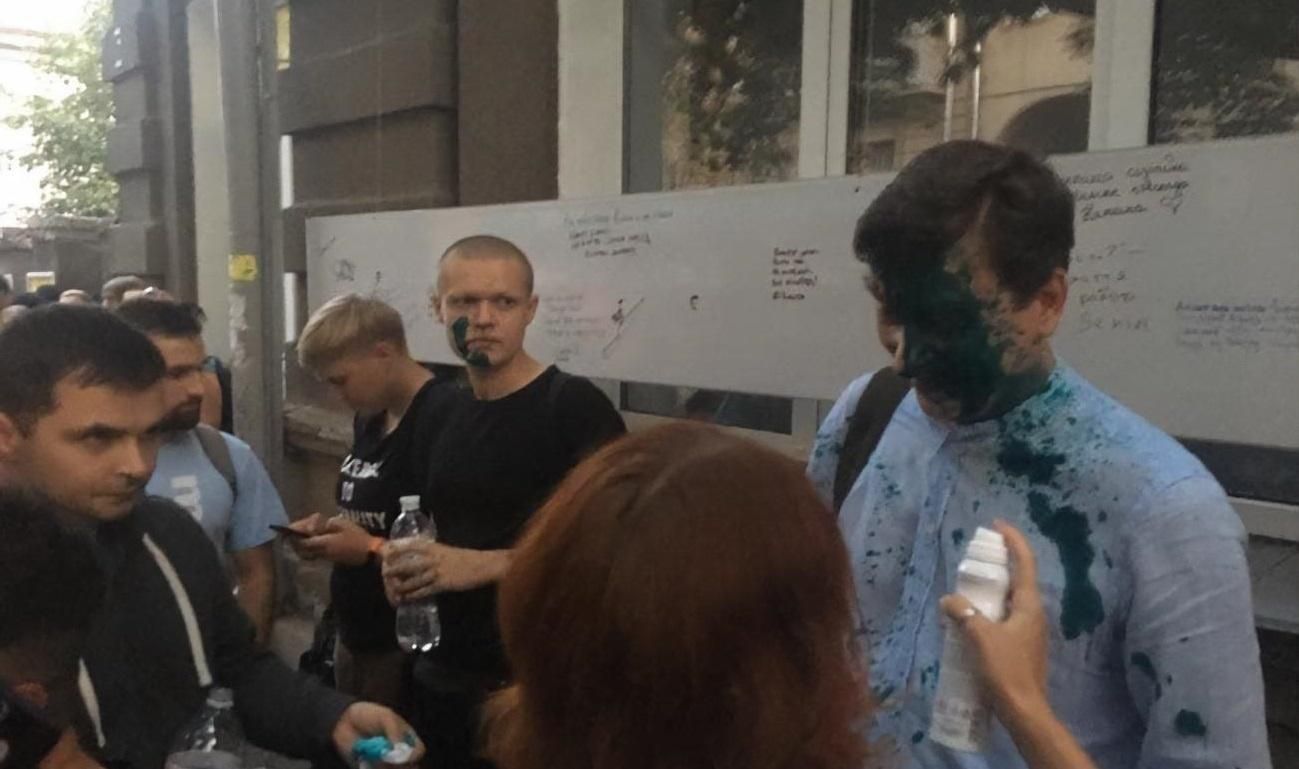 У Харкові облили зеленкою Донія і пошкодили йому око У Харкові облили зеленкою Донія і пошкодили йому око