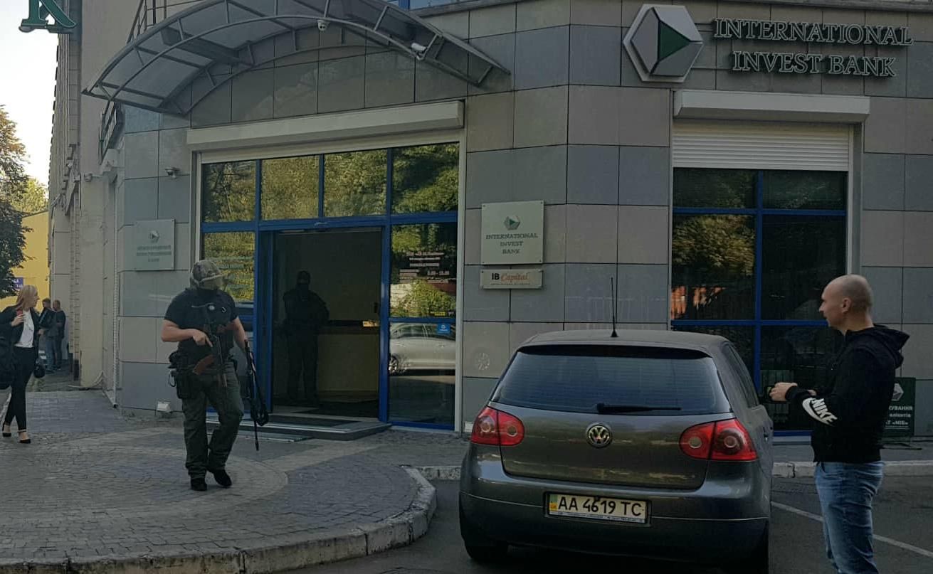 Силовики пришли с обысками в банк Порошенко в Киеве: фото