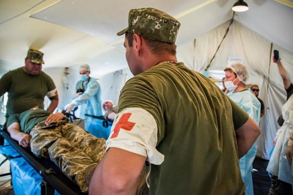 Боевики ранили 2 украинских военных на Донбассе Боевики ранили 2 украинских военных на Донбассе