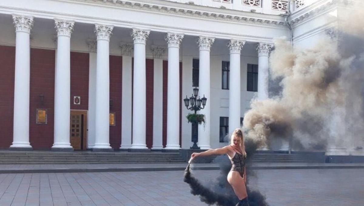 Девушки устроили эротическую фотосессию под мэрией Одессы: фото 18+ Девушки устроили эротическую фотосессию под мэрией Одессы: фото 18+
